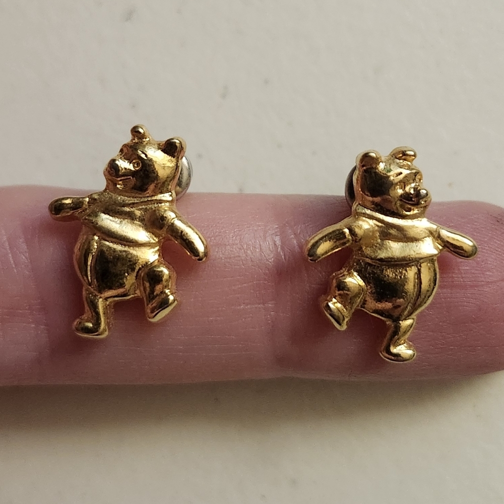 👉*DISNEY* SMALL WINNIE THE POOH STUD EARRINGS ~GOLDTONE COLOR